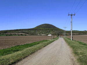 Turistická cesta z Mnetěše na vrchol hory Říp