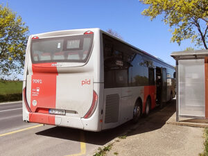 Autobus na zastávce Mnetěš nedaleko Chaty Lucie pod Řípem