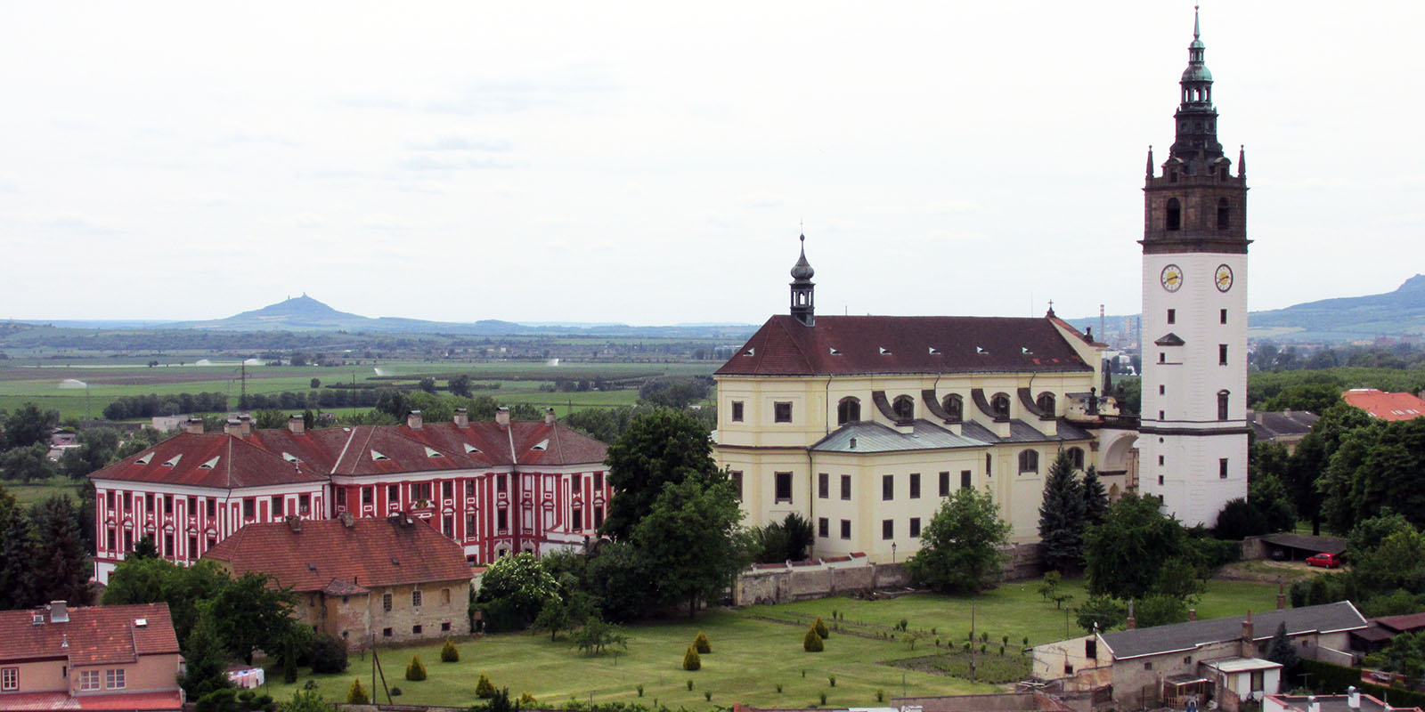 Pohled na katedrálu sv. Štěpána v Litoměřicích s hradem Hazmburk na obzoru.