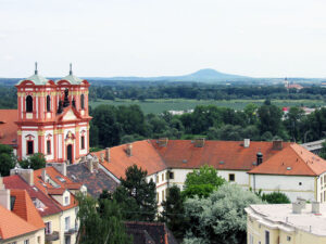 Pohled z vyhlídkové věže v Litoměřicích na kostel Zvěstování Panny Marie a horu Říp.