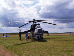 Vojenský vrtulník vystavený na Memorial Air Show v Roudnici nad Labem