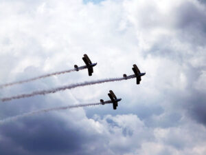 Akrobatická skupina během Memorial Air Show v Roudnici nad Labem
