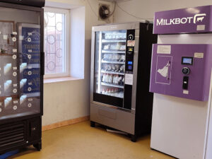 Automat se sýry a mlékomat v Minimlékárně pod Řípem ve Vražkově.