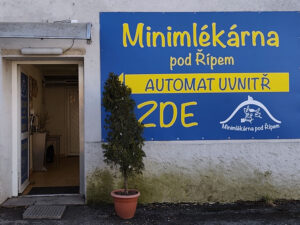 Vchod do Minimlékárny pod Řípem ve Vražkově.