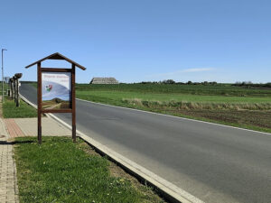 Cedule „Přejeme šťastnou cestu“ při výjezdu z Mnetěše.