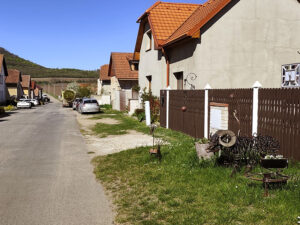 Cesta z Mnetěše na horu Říp s kovovými dekoracemi místního řemeslníka.