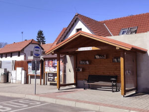 Autobusová zastávka Mnetěš v blízkosti Chaty Lucie pod Řípem.