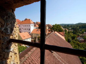 Výhled z věže Muzea čertů v Úštěku na historické centrum města a okolní krajinu.