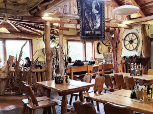 Interiér restaurace Ranč v Resortu Svět s dřevěným dekorem.