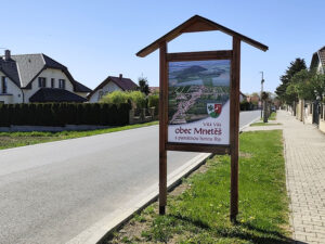 Uvítací cedule obce Mnetěš pod horou Říp.