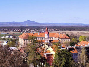 Výhled z Kratochvílovy rozhledny na zámek a Roudnici nad Labem
