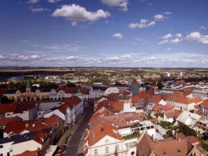 Výhled z věže chrámu sv. Petra a Pavla na historické centrum Mělníka