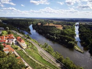 Soutok Labe a Vltavy a okolní krajina při pohledu z Mělníka