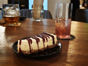 Cheesecake s čokoládovou polevou v Brloh Barbecue v Mělníku