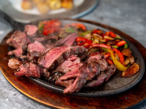 Steak s grilovanou zeleninou v restauraci Steakgrill Račiněves