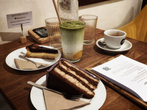 Káva, matcha s mangem a zákusky v Kafe ve Věži v Mělníku