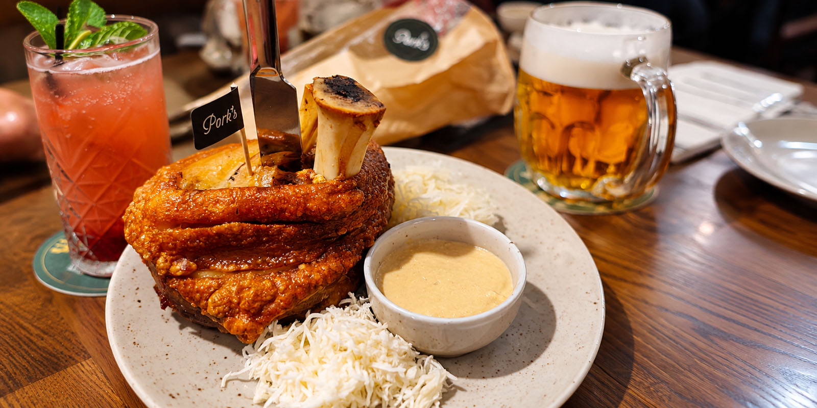 Pečené vepřové koleno s pivem v restauraci Pork’s v Praze