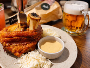 Detail pečeného vepřového kolena v restauraci Pork’s na Malé Straně
