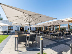 Venkovní zahrádka restaurace Steakgrill v Račiněvsi