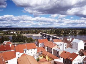Výhled z Hlásky na Labe, most a vrch Sovice u Roudnice nad Labem