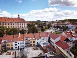 Výhled z věže Hláska na roudnický zámek a Karlovo náměstí